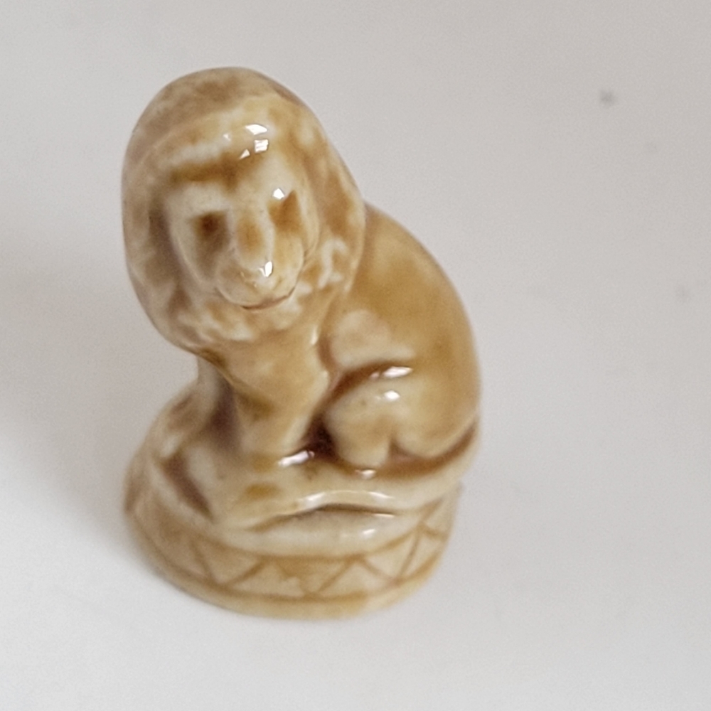 Vintage 1994 WADE Miniature Porcelain LION FIGURINE Animal ENGLAND Red Rose Tea